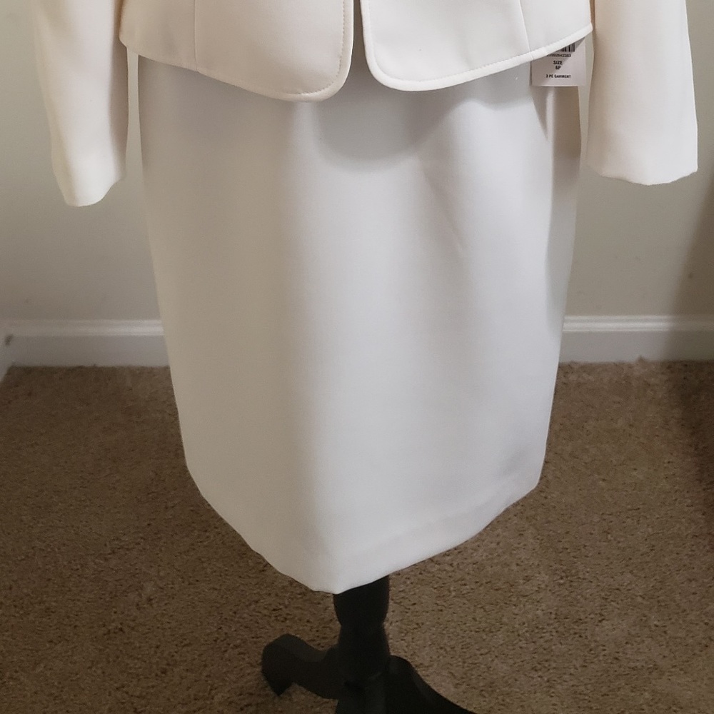 Tahari 2-piece petite skirt suit